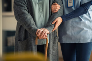 ¿Quién tiene la culpa cuando un residente de un hogar de ancianos se cae?